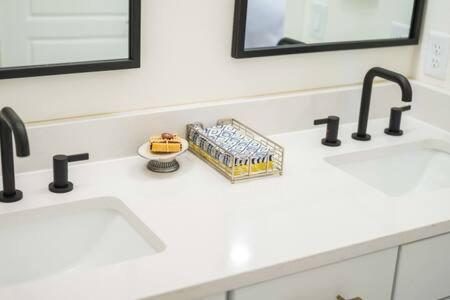 The Warhol - Pet-Friendly Apartment Bentonville Bagian luar foto