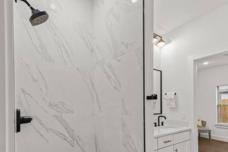 The Warhol - Pet-Friendly Apartment Bentonville Bagian luar foto