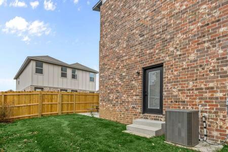 The Warhol - Pet-Friendly Apartment Bentonville Bagian luar foto