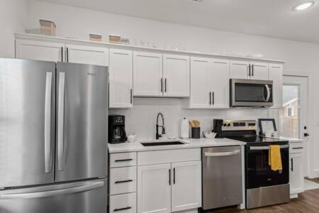 The Warhol - Pet-Friendly Apartment Bentonville Bagian luar foto